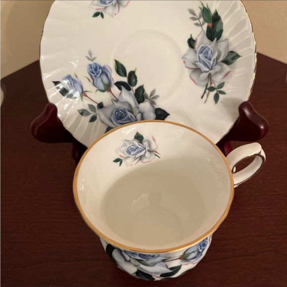 611. VINTAGE ELIZABETHAN BONE CHINA CUP & SAUCER SET - Picture 2 of 5